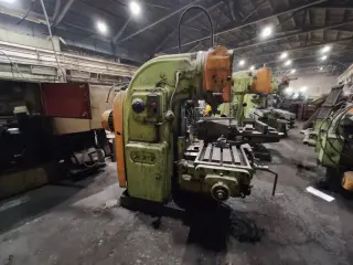 Горизонтально-фрезерный консольный станок