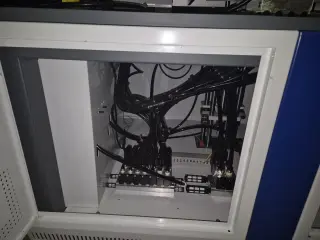 Полуавтоматическая машина для загибки клапанов на нестандартных коробках