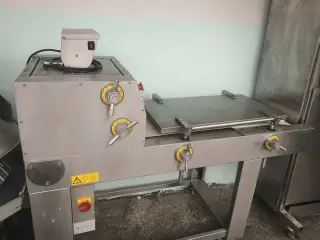 Тестозакаточная машина Panemor PLM с прижимной плитой