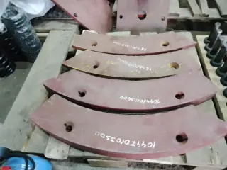 Сектор с наплавкой левый СМД-75 104470101000