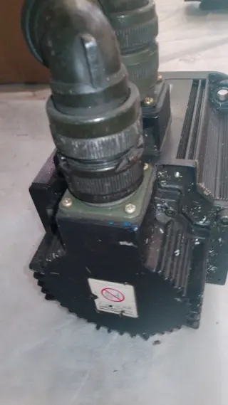 Серводвигатель Yaskawa SGMGH-09 (850 Вт)
