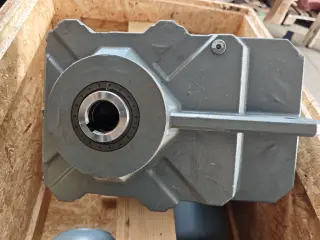 Редуктор Bauer BF40‑04/D08XA4-S/EX010A9HA/SP (геликоидальный) 29 об в мин