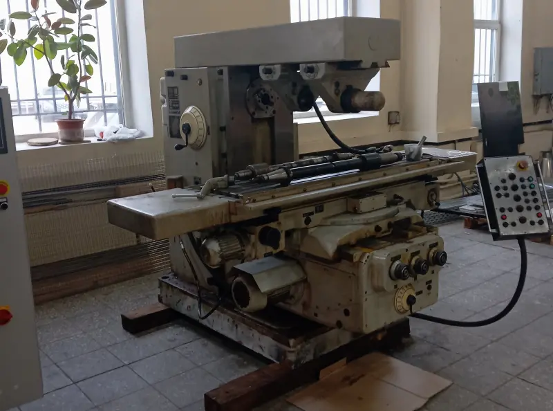 Фрезерный станок по металлу модель FU400R