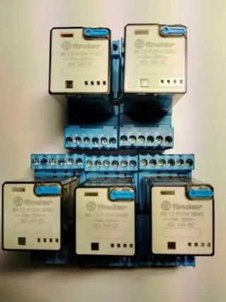FINDER Typ 60.13 + Typ 90.03 Реле 10A 250V Катушка 24VDC