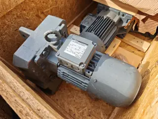 Мотор-редуктор цилиндрический плоский BAUER BF40-04/D08XA4-S/ESX010A9HA/SP, 1,1 кВт, 29 об/мин, вал 40 мм