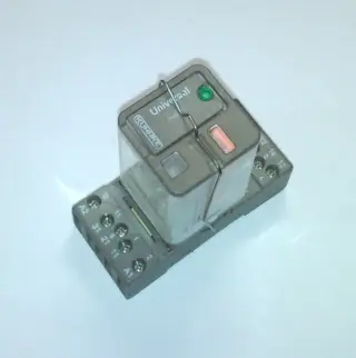 Реле Kuhnke UF3G DC 1 с монтажной колодкой