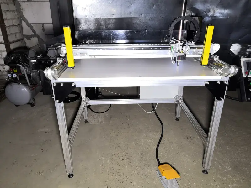 Клеевая координатная машина с программным управлением CN-GLUER 70100