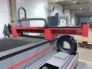 Оптоволоконная лазерная установка с модулем для обработки труб KMT 3015 LX-3000W