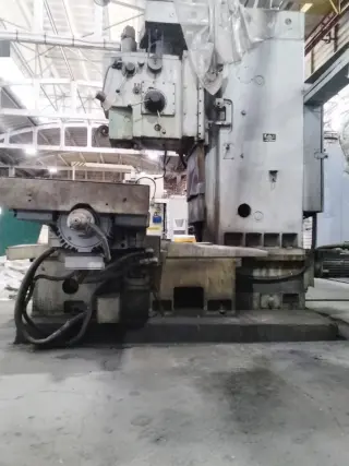 Вертикально-фрезерный станок с УЦИ 6560Ф1