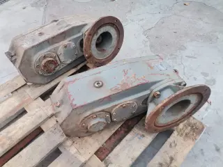 Крановый вертикальный редуктор Ц3ВК-125-37