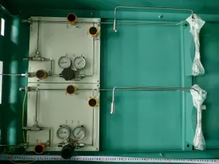 Шкаф газобаллонный с ручной газовой панелью на 2 газовых баллона по 40 л для нейтральных газов