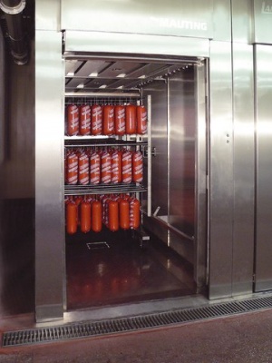 Много оборудования для производства мяса, колбас