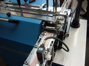 Оберточное фасовочное упаковочное оборудование для сахара рафинада в упаковку типа конверт