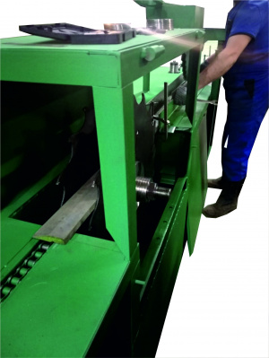 Станок брусующий(бревнопильный)делает лафет а потом перерабатывает горбыль на обрезные доски подача бревна цепная СБГП-700 два в одном