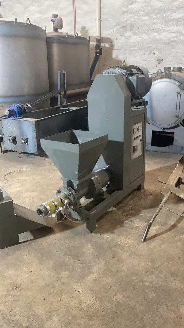 Пресс шнековый для топливных брикетов