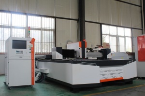 Оптоволоконный лазерный резак по металлу XTC-F1325/1500 Raycus