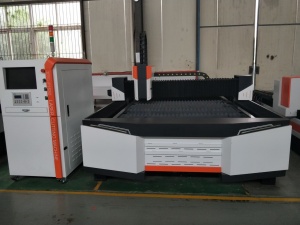 Оптоволоконный лазерный резак по металлу XTC-F1325/1500 Raycus