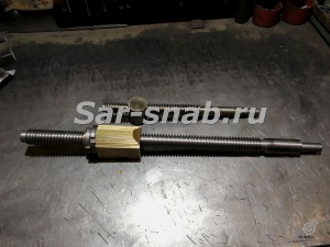 Винт поперечной подачи с гайками для станков