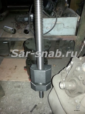Винт поперечной подачи с гайками для станков