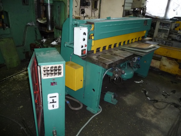 Гильотина(гильотинные ножницы) нд3314Г (1600х2.5мм)