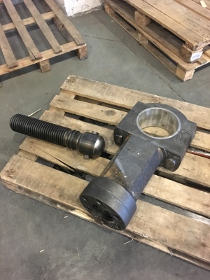 Шатун ИВ1330, ИТ1330, ИГ1330, И1330 в сборе с винтом 100*12, шатун для листогиба, винт, матрица, пуансон, пресс