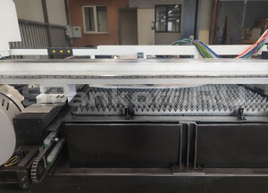 Оптоволоконный лазер в кабине для листов и труб XTC-1530GT/3000 Raycus