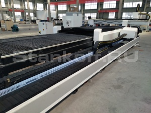 Оптоволоконный лазерный станок для резки листов и труб со сменным столом LF3015GCR/1500 Raycus