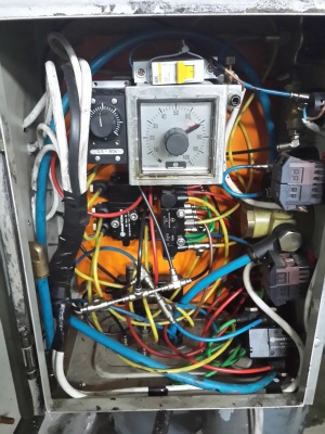 Пневматический двухкомпонентный экструдер