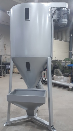 Смеситель вертикальный шнековый 500 кг