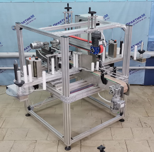 Aвтоматичeскaя этикетиpовочная машинa (этикетиpовщик) для нанeсeния сaмoклeящиxcя этикeтoк. Этикeтировочный автомaт