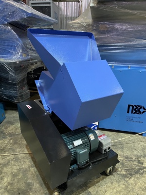 дробилка для твердого пластика XFS 400