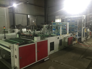 Автоматическую пакетоделательную машину для производства пакетов с волнистым краем CW-1000SW