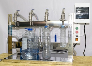 Аппарат розлива жидкостей без газа Filler-4F