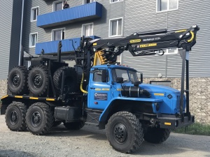 Лесовоз Урал 2026 с манипулятором и прицепом