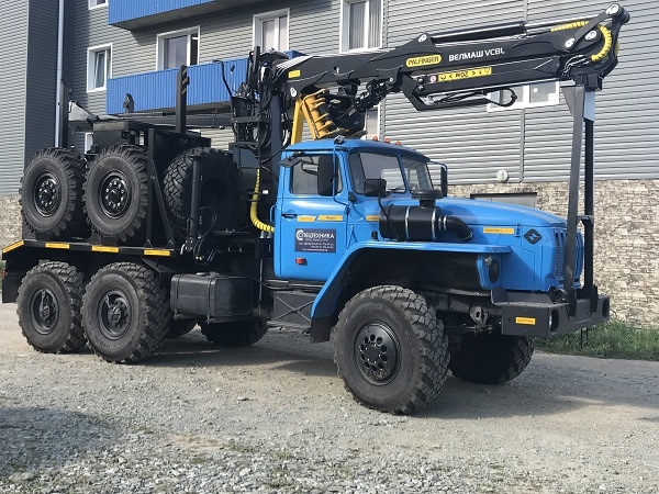 Лесовоз Урал 2026 с манипулятором и прицепом