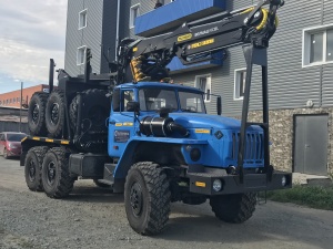 Лесовоз Урал 2026 с манипулятором и прицепом