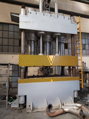 Пресс четырехстоечный 1000 тонн усилие 2400х1500 мм ход 1000 мм 4 колонный