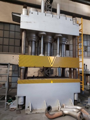 Пресс четырехстоечный 1000 тонн усилие 2400х1500 мм ход 1000 мм 4 колонный