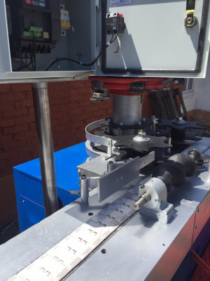 Укупорочный автомат на кронен пробку стекло бутылки