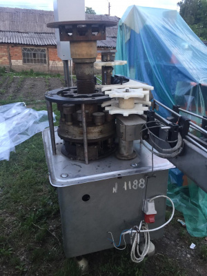 Закаточный автомат для винтовых бутылок