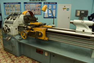 Токарно-винторезный станок DLZ 400\1500