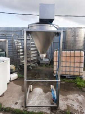 Емкость нержавеющая, объем — 0,075 куб.м., мешалка