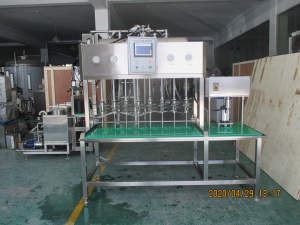 Машина налива пива в ПЭТ бутылки