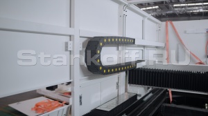 Высокомощный оптоволоконный лазерный станок в защитной кабине XTC-1560G/20000 Raycus