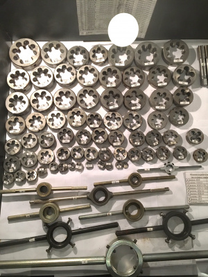 Плашки (лерки) для метрической и трубной резьбы, плашкодержатели