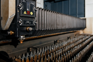 установку лазерной резки листовых металлов LC Professional ML FO3015-2.0, производства ООО «НПО Юнимаш»