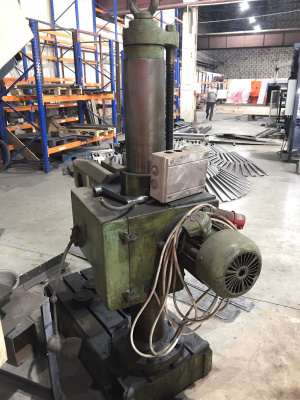 Радиально-сверлильный станок 2Е52