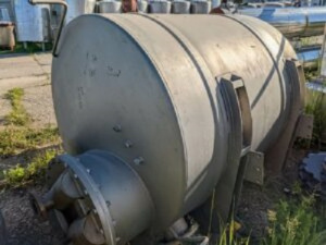 Емкость нержавеющая, объем — 2,3 куб.м., горизонтальная, змеевик