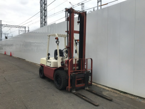 Вилочный погрузчик Nissan PGF02M3 с боковым смещением и мачтой 4.5 метра