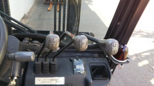 Вилочный погрузчик Sumitomo с синхронным позиционером вил